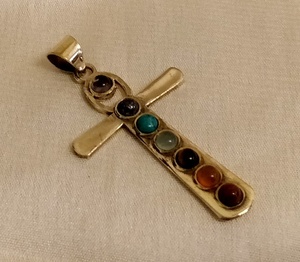 Venta caliente Cruz Diseño 7 Chakra Colgante Collar Latón metal piedra preciosa siete chakra - Product Image 1