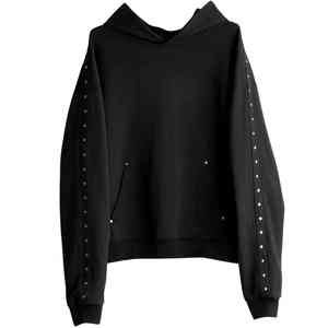 Survêtement personnalisé avec des strass étincelants, des accents de cristaux scintillants, un tissu extensible doux et une silhouette ajustée de qualité supérieure - Product Image 4