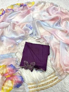 Sari en satin de soie pour femmes modernes, de conception britannique, avec un chemisier ethnique et un style élégant pour les mariages, les fêtes classiques et les occasions spéciales - Product Image 3