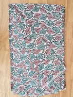Ce magnifique tissu en coton blanc imprimé à la main présente un charmant motif de branche de vigne avec des détails délicats en rose et vert menthe.