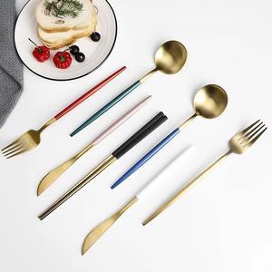 Elegante Juego de Cubiertos con Cabeza Dorada y Mango Verde, Perfecto para Eventos de Catering, Servicio de Buffet y Celebraciones Especiales - Product Image 2