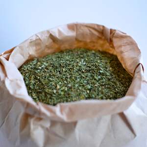 Hojas de Moringa Oleifera Secas Agrícolas Premium Egipcias (24 Meses de Vida Útil) para Consumidores Conscientes de la Salud HERBAS - Product Image 1