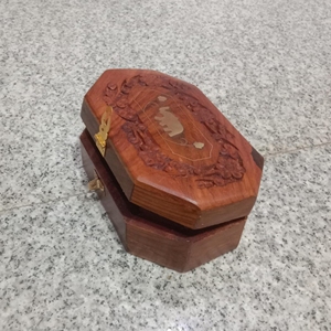 กล่องไม้แกะสลักด้วยมือพรีเมี่ยมพร้อมสลักทองเหลืองบริสุทธิ์ดีไซน์โบราณ (12x8นิ้ว) - Product Image 5