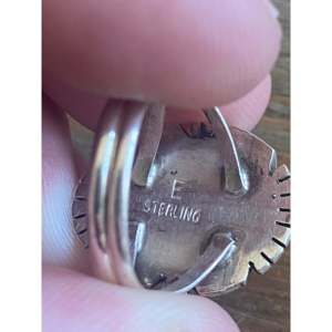 Anillo coleccionable de turquesa y plata de ley con motivos culturales navajo, talla 5.75 - Product Image 3