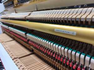 Piano Vertical Clásico Yamaha U1D, Importación de Japón, Artesanía Superior, Alta Calidad, Acabado Negro, Rendimiento Suave - Product Image 5