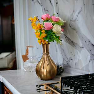 Jarrón metálico dorado hecho a mano, detalle de cuerda elegante, estilo de diseño costero para interiores modernos y arreglos florales vibrantes - Product Image 2