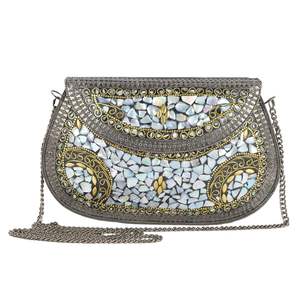 Pochette en métal artisanale faite à la main avec fermeture éclair et rabat pour femme, idéale pour les soirées - Écologique et de haute qualité - Product Image 5