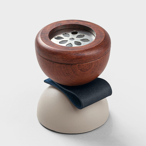 Brûleur d'encens Mubkhar en bois de santal de luxe avec enveloppe en cuir et plateau métallique gravé, écologique et durable, idéal pour offrir en cadeau - Product Image 5