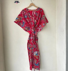 Caftan en coton indien à fleurs rouges Long Boho Caftan Unisexe Beach Cover-Up Maternité Midi Vêtements de nuit Casual Wear Taille naturelle - Product Image 5