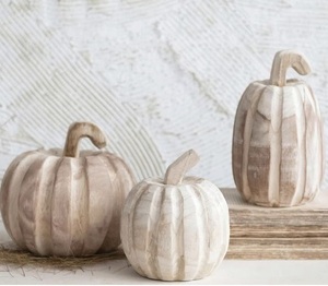 Centre de table décoratif en bois avec accents peints à la main et construction robuste, parfait pour les rassemblements saisonniers ou les tables cadeaux - Product Image 2