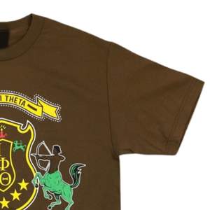 Iota Phi Theta Fraternidad Camiseta gráfica Marrón con letras de escudo impresas en oro Camiseta clásica de algodón con cuello redondo Ropa universitaria - Product Image 2