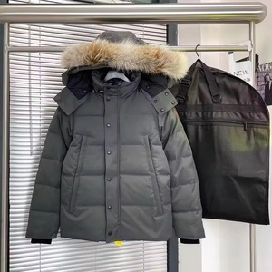 Chaquetas de plumón para hombre al por mayor personalizadas, de invierno, de primera calidad, estilo urbano para exteriores, diseño cálido con capucha de piel - Product Image 5