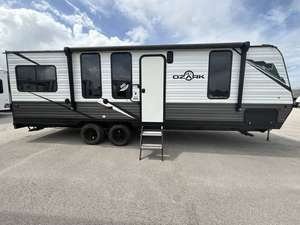 Autocaravana Usada 2022 F-o-r-e-s-t R-i-v-e-r O-z-a-r-k 2500TH, Compatible con Camionetas y Autos, para 4-6 Personas - Product Image 3