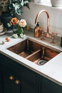 Compre un fregadero de cocina de cobre estilo granja hecho a mano para interiores de casas tradicionales rústicas con acabado natural de aspecto duradero - Product Image 5