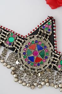 เครื่องประดับศีรษะชนเผ่าอัฟกันปี 2025 ด้วยดีไซน์แบบคูชีดั้งเดิม ประดับด้วยหินหลากสี งานกระจก และกระดิ่งห้อย - Product Image 5