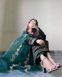 Ensemble Anarkali en velours micro-velours 9000 avec chemise brodée, pantalon en velours et dupatta en organza brodé avec motifs ajourés - Product Image 2