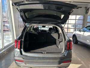 SUV Sorento S AWD 2024, automatique, conduite à gauche, intérieur cuir foncé, pneus R19, 7 places, toit ouvrant - Product Image 3