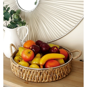 Plateau de service rond tissé naturel avec poignées robustes et charme rustique parfait pour la présentation de fruits et la décoration intérieure - Product Image 1