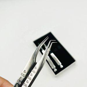 Pinzas para pestañas de acero inoxidable sostenibles, 45-90 grados de aislamiento pulido, fondo grabado en corazón con textura de punta suave - Product Image 2