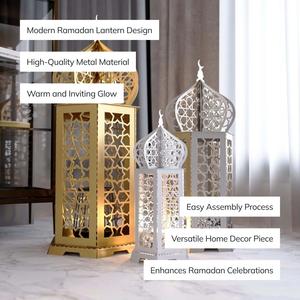 Farol Decorativo de Metal Dorado Estilo Marroquí, Portavelas con Tallado Decorativo, Elegante Brillo Cálido para la Sala de Estar, Decoración Festiva - Product Image 3