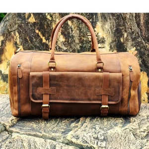 Sac de sport en cuir véritable vintage unisexe fait à la main, logo personnalisé, bagage de voyage robuste en cuir artificiel, compartiment à chaussures, style bonbon et tendance - Product Image 1