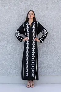 Robe maxi kaftan noire à broderies Ari 2026, longueur cheville, style bohème, manches longues avec col montant, robe maxi kaftan - Product Image 6