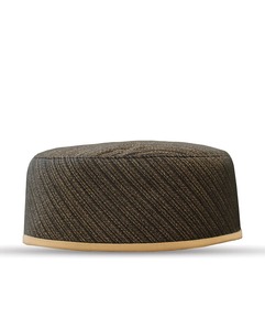 หมวกหัวกระโหลกอิสลามแบบดั้งเดิมของผู้ชายที่ออกแบบมาสำหรับการสวดมนต์ในชีวิตประจำวันด้วยวัสดุที่มีน้ำหนักเบาและลายตารางเย็บที่ไร้กาลเวลา - Product Image 1