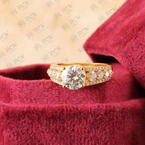 Anillo de moissanita solitario de corte redondo para mujer de Plata de Ley 925, acentos de diamantes TCW 4,00, joyería de regalo de aniversario - Product Image 3