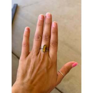 Anillo Largo Harris de Moda con Ojo de Tigre y Bisel de Plata de Ley Chapado en Oro Rosa, Talla 7, Idea de Regalo Elegante y Moderna - Product Image 2