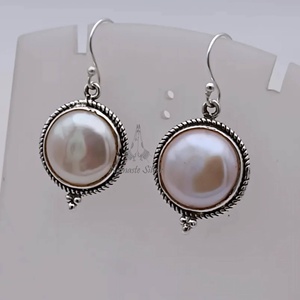 ต่างหูมุกพีชคอยน์เงินสเตอร์ลิง: เครื่องประดับห้อยทำมือ - Product Image 5