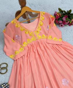 Fusion de mode: Style pakistanais Salwar Kameez - Fusion de styles traditionnels et modernes, créant une mode chic et élégante - Product Image 5