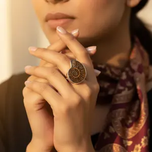 Bague en argent sterling 925 plaquée or rose avec fossile d'ammonite, coupe ovale tendance, incrustation, marque privée sous licence, bijoux uniques 18 carats - Product Image 3