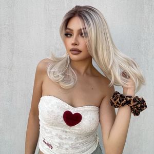 Perruque synthétique bouclée mi-longue blond clair Roxy-DWY avec dentelle transparente, raie libre et racines intégrées - Product Image 3