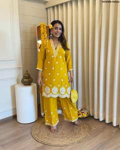 Conjunto exclusivo de kurti de rayón pesado de tres piezas con detalles de bordado sutil, pantalones rectos, ideal para ocasiones informales, festivas y de oficina. - Product Image 4