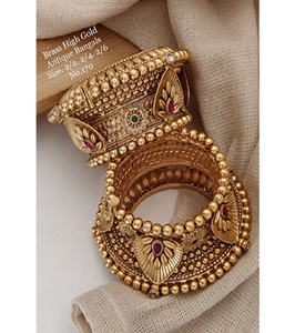 Brazaletes dorados con patrones florales y de lágrima rojos y verdes. Joyería tradicional india. Disponible a precios mayoristas. - Product Image 2