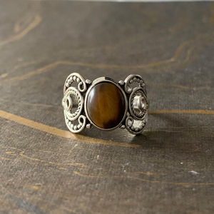 แหวนไทเกอร์อายสไตล์วินเทจลำลอง ดีไซน์เก๋จากสแตนเลสสตีล ชุบทอง หน้ากว้าง 4 มม. ขอบแบบ Bezel Setting ของขวัญสุดเพอร์เฟค - Product Image 1