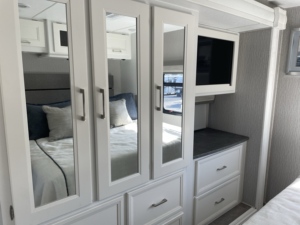 2020-2023 2022 Used Coachmens RV Mirada 35OS MotorHome Class A with Toilet Bathroom Spacious Interiors Export Worldwide - Product Image 2
