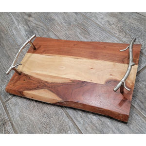 Plateau de service classique en bois d'acacia avec poignées décoratives en étain, plateau en écorce d'arbre naturel pour la maison et la vaisselle de restaurant - Product Image 6