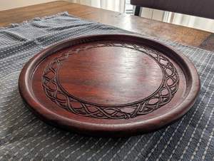 Bandeja de servicio redonda de 9,5 "con diseño de nudo celta, hecha de Paduk, acabado seguro para alimentos 100% - Product Image 3