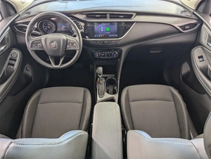 Clean 2022 Bui ck Enc ore G X Select Automatique Turbo R16 Coupé Intérieur foncé Sièges en cuir Direction gauche AWD Drive Caméra arrière - Product Image 3