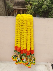 Guirnalda de caléndula artificial esponjosa hecha a mano de 6 pies con campanas y hojas para Diwali Navratri Home & Mandir Decoration - Product Image 3