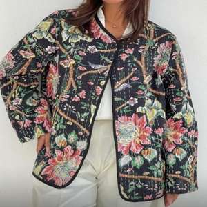 คอลเลคชั่นพิเศษ 2025 เสื้อโค้ทผู้หญิงลายดอกไม้ปักมือสไตล์อินเดีย ผ้าฝ้าย 100% งานแฮนด์เมด สำหรับฤดูใบไม้ร่วงและฤดูหนาว สไตล์โบฮีเมียน ติดกระดุมเม็ดเดียว - Product Image 1