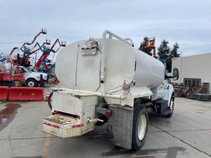 Camión Cisterna Ford F-750 2016-2020 Económico - 270HP - Automático - Tanque Limpio - 5 Cabezales de Rociado - Listo para Exportación Mundial - Product Image 4