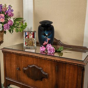 Urna de cremación de aluminio grabada personalizada hecha a mano, acabado elegante con tapa segura, alta demanda para cenizas humanas conmemorativas - Product Image 6