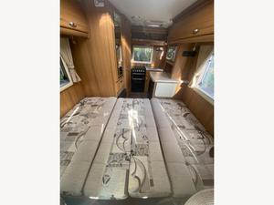 Autocaravana de Lujo Sprinter 2012 Usada para Acampar, Blanca, para 4-6 Personas, Emisión Euro 5 - Product Image 4