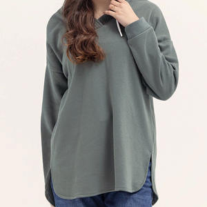 เสื้อฮู้ดผู้หญิงสำหรับฤดูหนาว ผ้าฝ้ายฟลีซ 100% คอวี ดีไซน์ตัดข้าง ระบายอากาศได้ดี ไม่เป็นขุย - Product Image 4