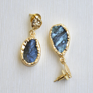 Boucles d'oreilles en laiton de style statement, fabriquées à la main, finition laiton satiné semi-précieux, motif unique de créateur, parfait pour la vente en gros - Product Image 2