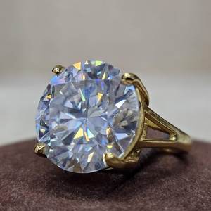 Anillo de Compromiso de Plata de Ley 925 con Baño de Oro y Moissanita Redonda de 14 mm, Estilo Eternity, al por Mayor - Product Image 1