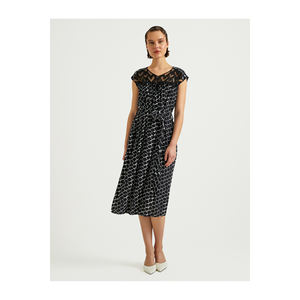 Vestido BGN Viscon con Cuello de Encaje de Corte Amplio, Accesorios para Vestidos de Trabajo, Modelo S23D354 - Product Image 1