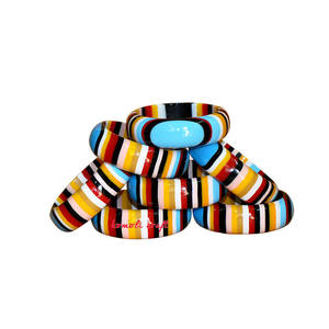 Bracelets en résine personnalisés faits à la main, bijoux solides et élégants pour femmes, parfaits pour les cadeaux et les looks de mode quotidiens - Product Image 1